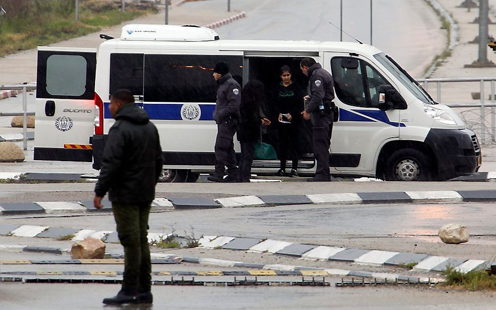 Het veertienjarige Palestijnse meisje Malak al-Khatib is weer vrij. De Israëlische autoriteiten droegen haar in Tulkarm over aan haar ouders en de burgemeester van de stad op de Westelijke Jordaanoever. beeld EPA