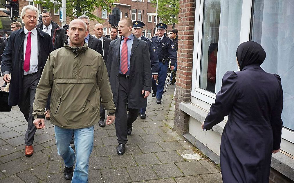 Geert Wilders tijdens een bezoek aan de Haagse Schilderswijk. Van een ‘Sharia Driehoek’ in de Haagse Schilderswijk is geen sprake. Dat concludeert dagblad Trouw na diepgaand journalistiek onderzoek. Beeld ANP