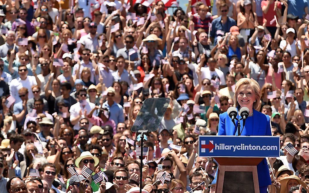 Clinton zaterdag tijdens haar eerste grote speech voor haar campagne. Beeld AFP