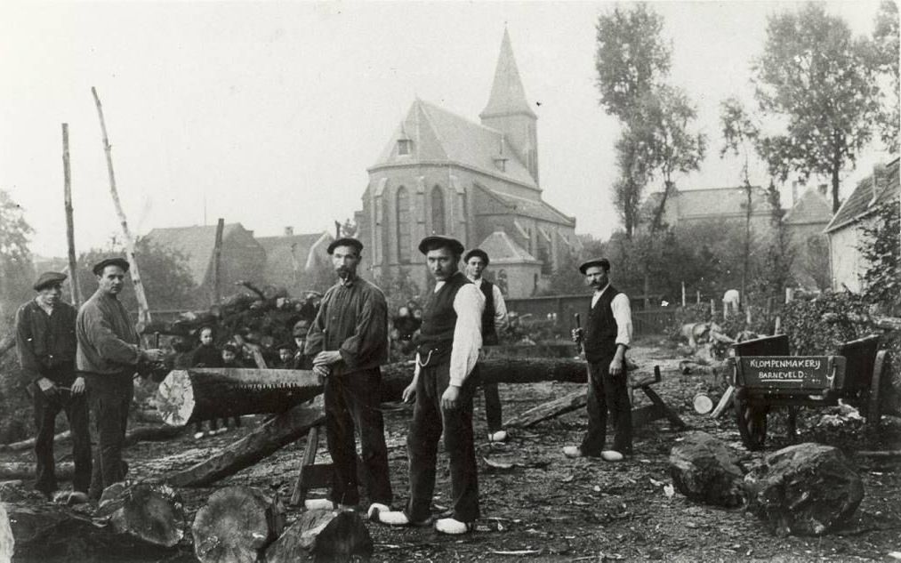 De klompenfabriek van de firma Broekhuis.  beeld uit besproken boek