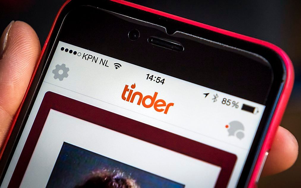 Dating-app Tinder op een mobiele telefoon. beeld ANP, Lex van Lieshout