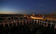 SUTHERLAND SPRINGS. Bij de kerk in Texas waar de schietpartij plaatshad zijn 26 kruisen geplaatst ter nagedachtenis van de slachtoffers. beeld EPA, Smith