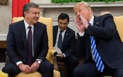 Donald Trump met naast hem Sjavkat Mirzijajev (l.). beeld AFP