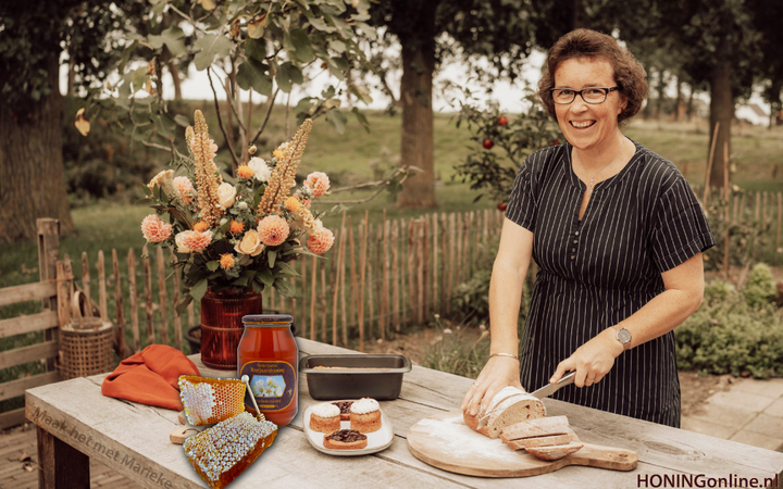 Marieke Kwakernaak gebruikt bij voorkeur rauwe honing van de imker als natuurlijke zoetstof in haar baksels en gerechten.