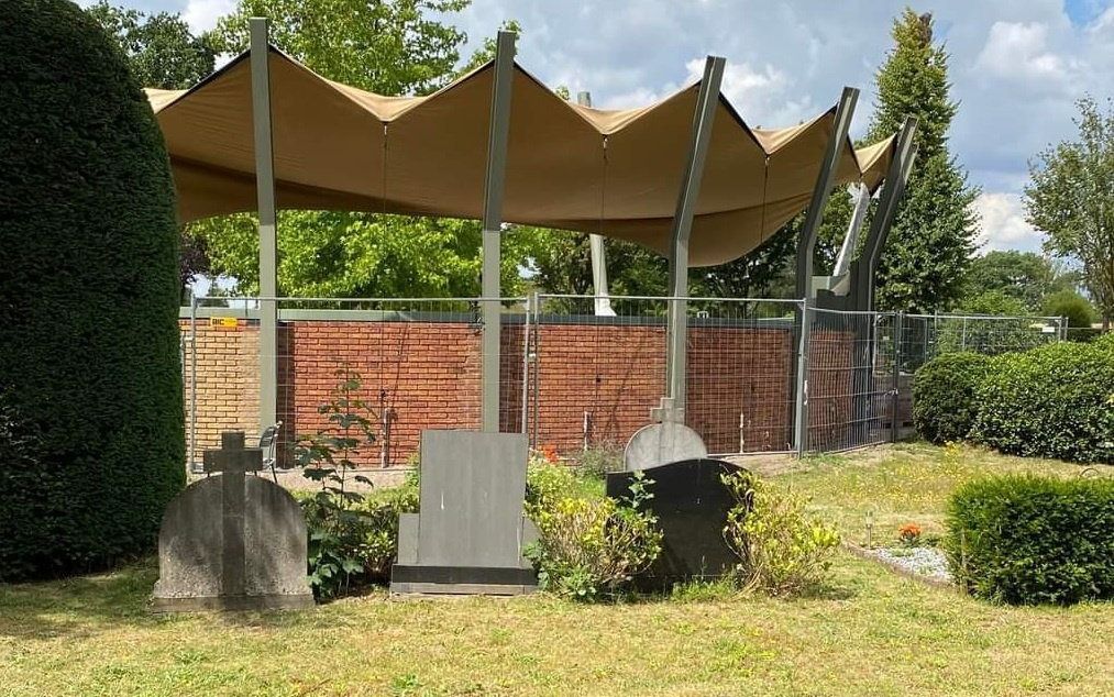 Op de Bredase begraafplaats Zuylen wordt vlak bij graven een buitenaula gebouwd voor uitvaartbijeenkomsten en andere optredens. Boze nabestaanden begonnen een petitie. beeld familie Verduijn