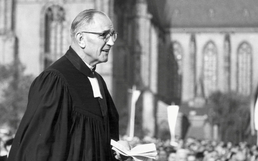 De Duitse theoloog Martin Niemöller spreekt op de Duitse Evangelische Kirchentag in Frankfurt een meningte toe. beeld epd-bild, Hans Lachmann