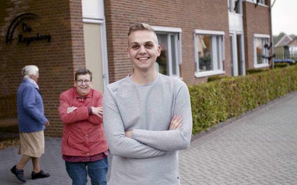 De 18-jarige Hans Hendriks van Warbij is vrijwilliger in de woonvoorziening De Regenboog in zijn woonplaats Brakel. „Ik heb het er ontzettend naar m’n zin.” beeld Klomp Creative