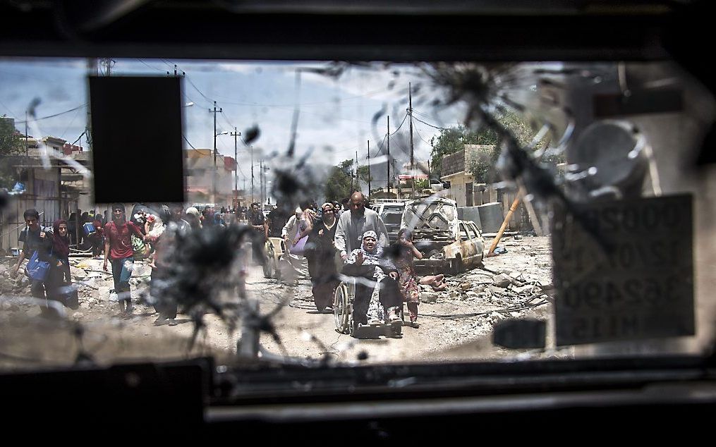 Burgers ontvluchten Mosul, dinsdag. beeld AFP, Fadel Senna