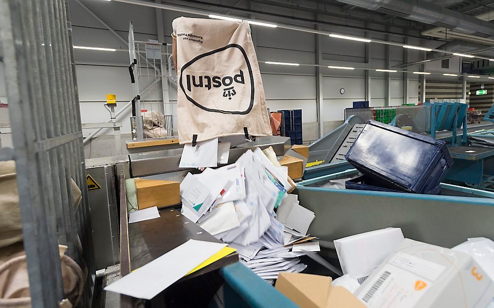 Sortering van de post bij het sorteercentrum in Den Haag. beeld ANP