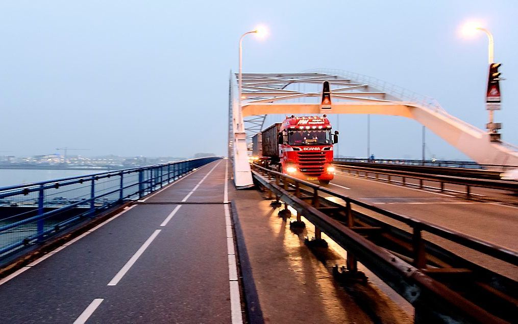 De Merwedebrug bij Gorinchem. De brug werd in 2016 tijdelijk gesloten voor vrachtverkeer wegens ontdekte haarscheurtjes in de constructie.