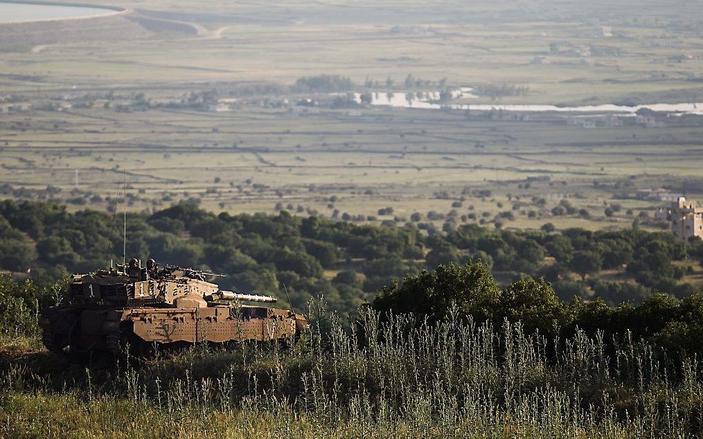 Israëlische tank bij grens met Syrië. Beeld EPA