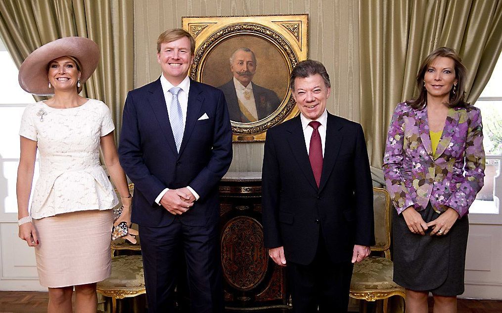 Koningin Máxima, koning Willem-Alexander, president Juan Manuel Santos en zijn echtgenote poseren in het presidentieel paleis Casa de Narino in Bogota. beeld ANP