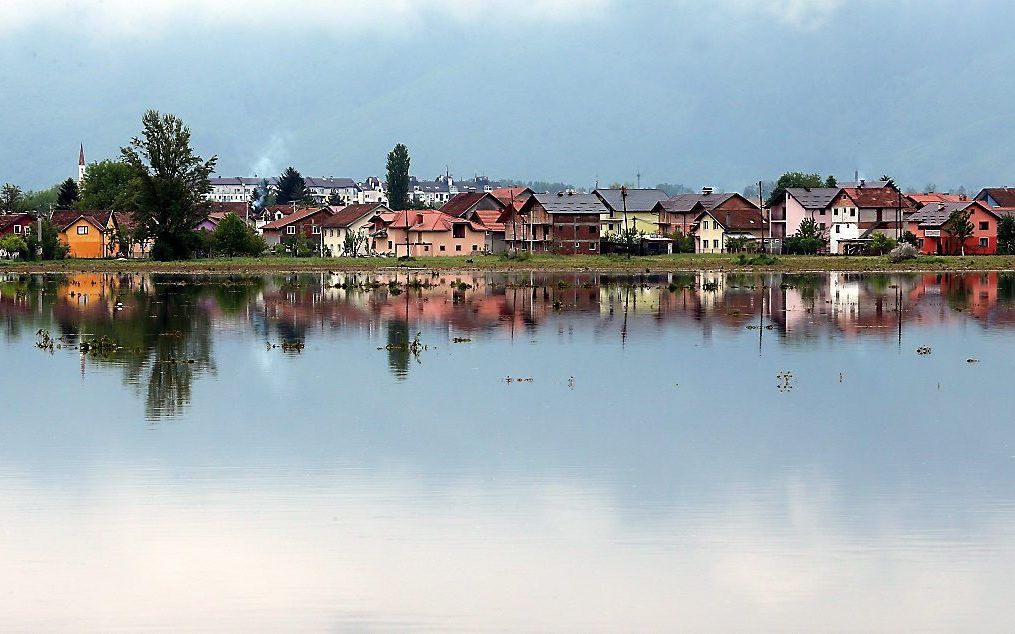 Ondergelopen gebied bij Ilidza, een buitenwijk van de Bosnische hoofdstad Sarajevo. beeld EPA