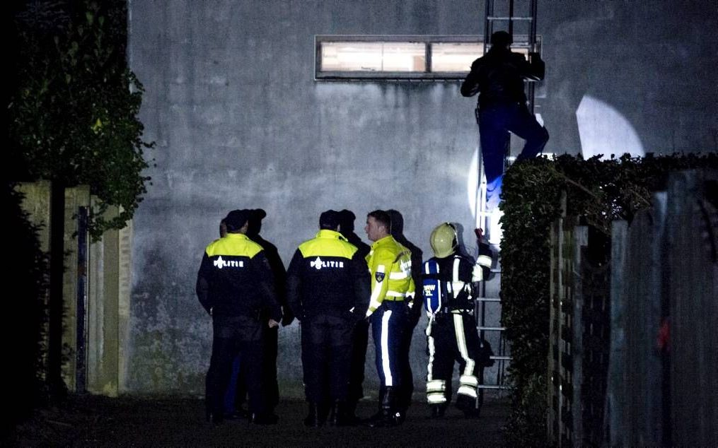 Politie en brandweer bij een pand in Hoensbroek waar een drugslaboratorium is ontdekt. beeld ANP