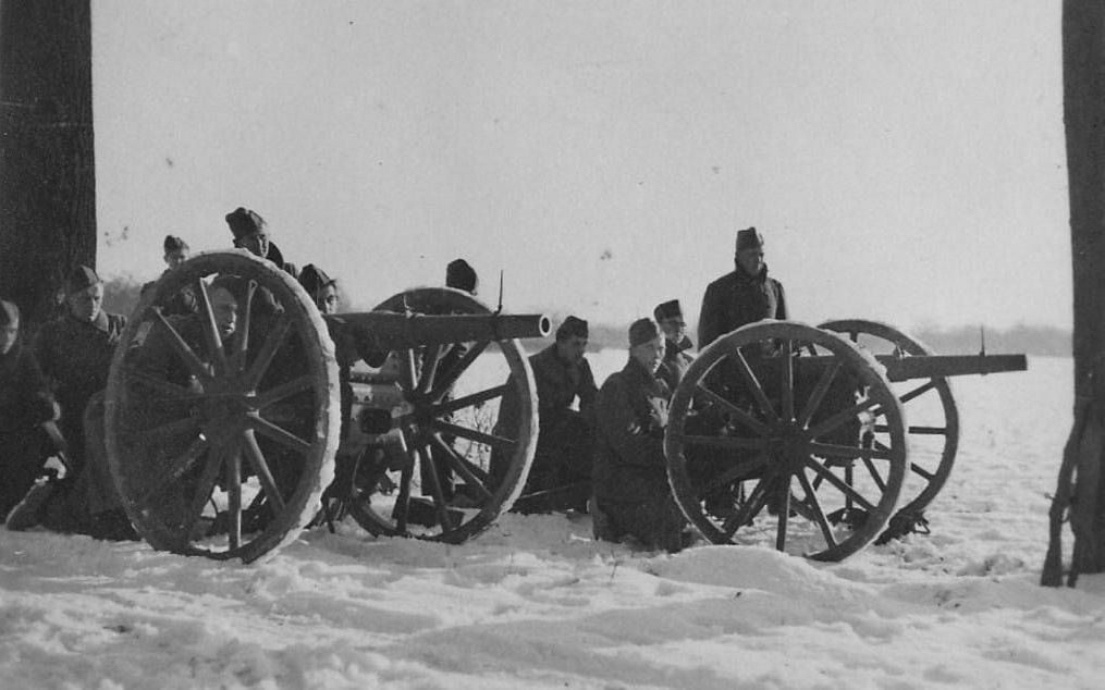 Oude kanonnen in een koude winter. Het Nederlandse leger bereidde zich voor op een vijandelijke aanval. beeld fam. J. Mateboer