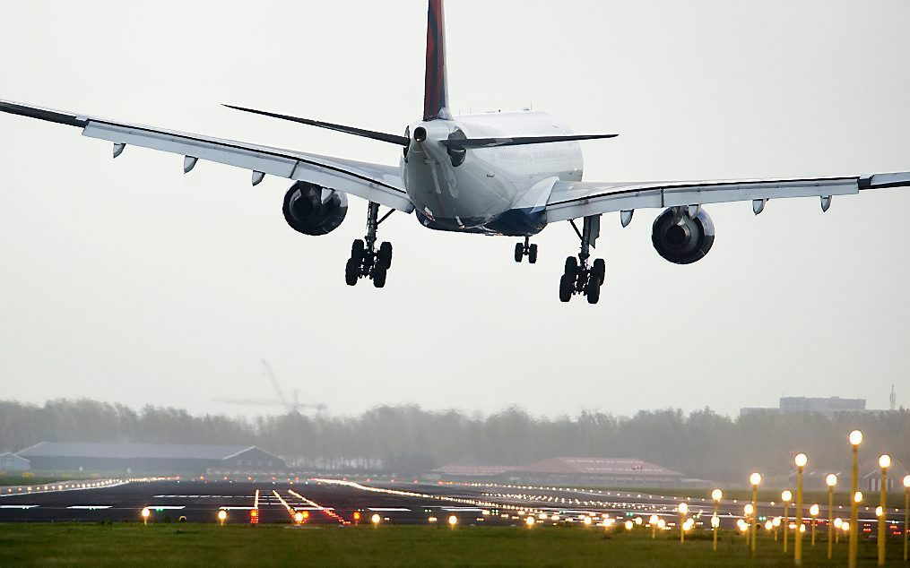 Het vliegverkeer op Schiphol heeft vrijdagochtend last van de harde wind.  beeld ANP