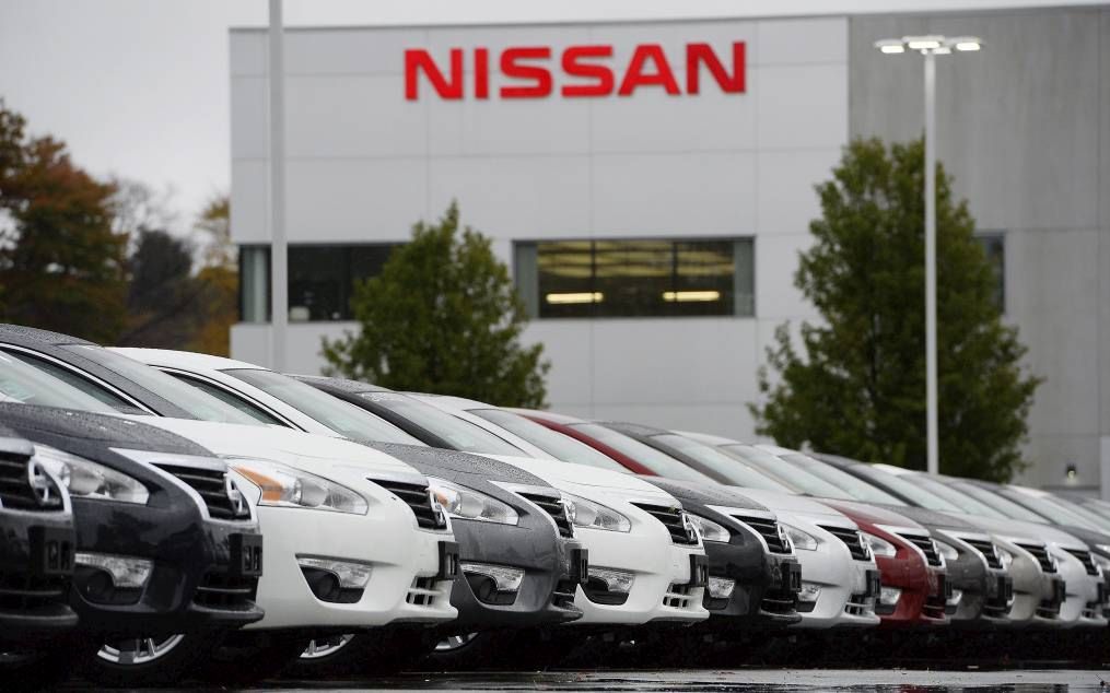 STONEHAM. De Japanse airbagfabrikant Takata besloot deze week in de Verenigde Staten 34 miljoen auto’s van elf merken terug te roepen naar de garage. De problemen met de airbags spelen al langer. Foto: auto’s bij een Nissan-dealer in Stoneham (Massachuset