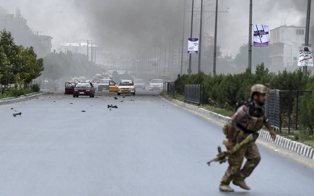 KABUL. De Afghaanse Taliban hebben gisteren het parlement in de hoofdstad Kabul aangevallen. Terwijl het parlement in zitting was gingen buiten het gebouw vier grote bommen af. Zeker vijf burgers kwamen om, zei een woordvoerder. Ook raakten 31 burgers gew