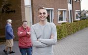 De 18-jarige Hans Hendriks van Warbij is vrijwilliger in de woonvoorziening De Regenboog in zijn woonplaats Brakel. „Ik heb het er ontzettend naar m’n zin.” beeld Klomp Creative