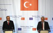 De Turkse president Erdogan (l.) en Europees Commissievoorzitter Juncker. beeld EPA, VASSIL DONEV