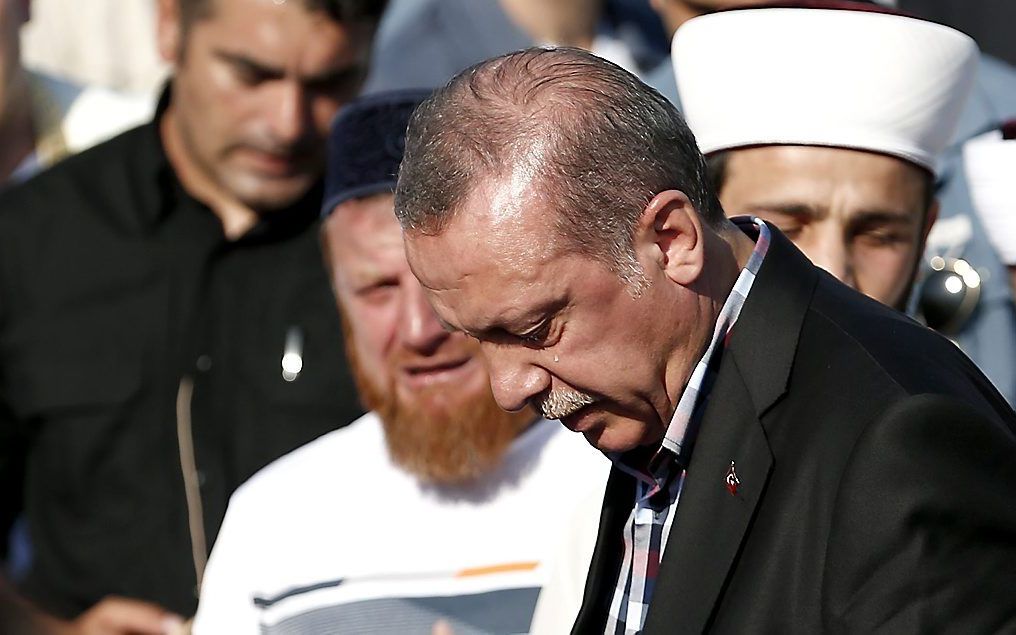 Een huilende Erdogan tijdens de begrafenis van een slachtoffer van de coupepoging. Beeld EPA