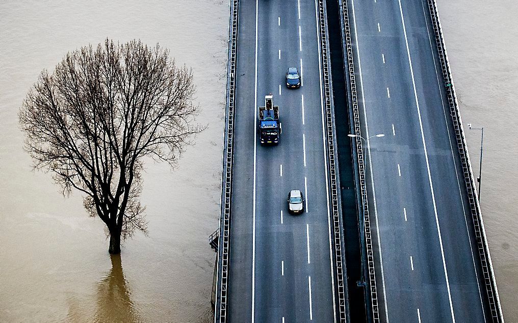 Luchtfoto van het hoge water van de Lek ter hoogte van de A27. beeld ANP, REMKO DE WAAL