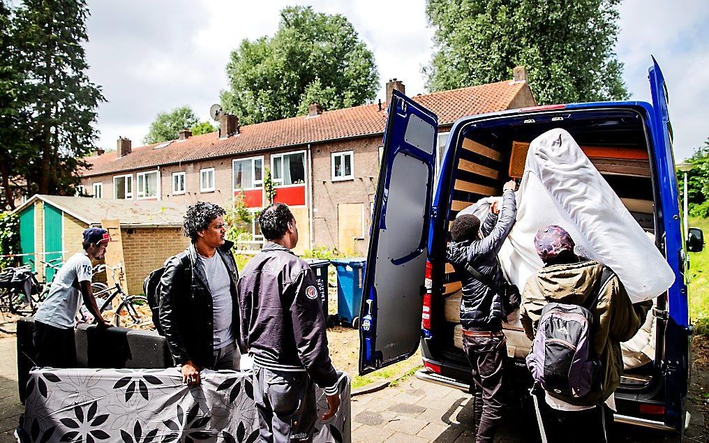 „Voorbeeldmigrant Khudro uit Syrië vindt het onbegrijpelijk dat je in Nederland zomaar iemands huis mag stelen.” Foto: Uitgeprocedeerde asielzoekers van ”We Are Here” moeten hun gekraakte woningen in de Amsterdamse Rudolf Dieselbuurt verlaten. beeld ANP, 