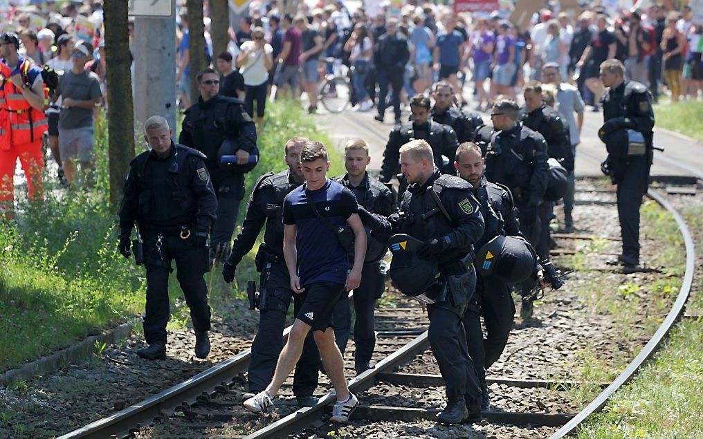 Meer dan 2000 agenten zijn opgeroepen om de orde in Augsburg te bewaren. beeld EPA