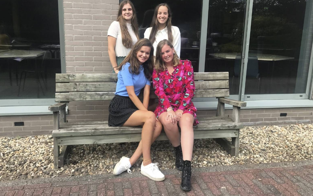 Studenten van het Hoornbeeck College bij de Erdee Media Groep. Staand: Geerte Aalbers (l) en Brigit van den Berg. Zittend: Sophie Vreeken (l.) en Hester Versluis. beeld RD