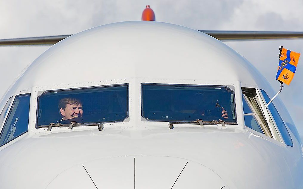 Koning Willem-Alexander in het huidige, verouderde Fokker-regeringstoestel. beeld ANP