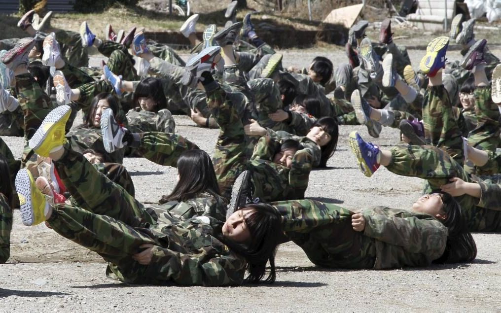 YEONGDEOK – Welke benadering deskundigen ook nodig vinden voor Noord-Korea, Zuid-Korea sluit de militaire benadering daar in elk geval bij in. Ook studenten bereiden zich voor op een mogelijke actie. Foto EPA