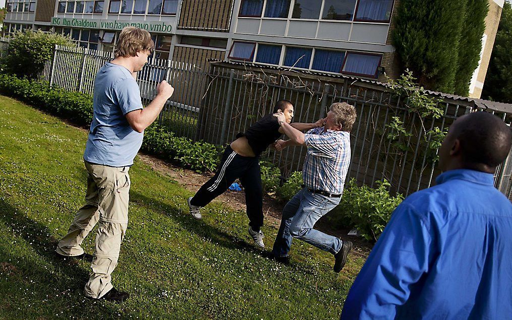 Een 17-jarige jongen valt een cameraman aan bij de Ibn Ghaldounschool. Foto ANP