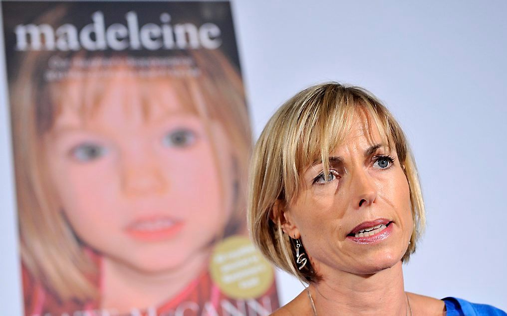 Madeleine McCann en haar moeder. Beeld EPA