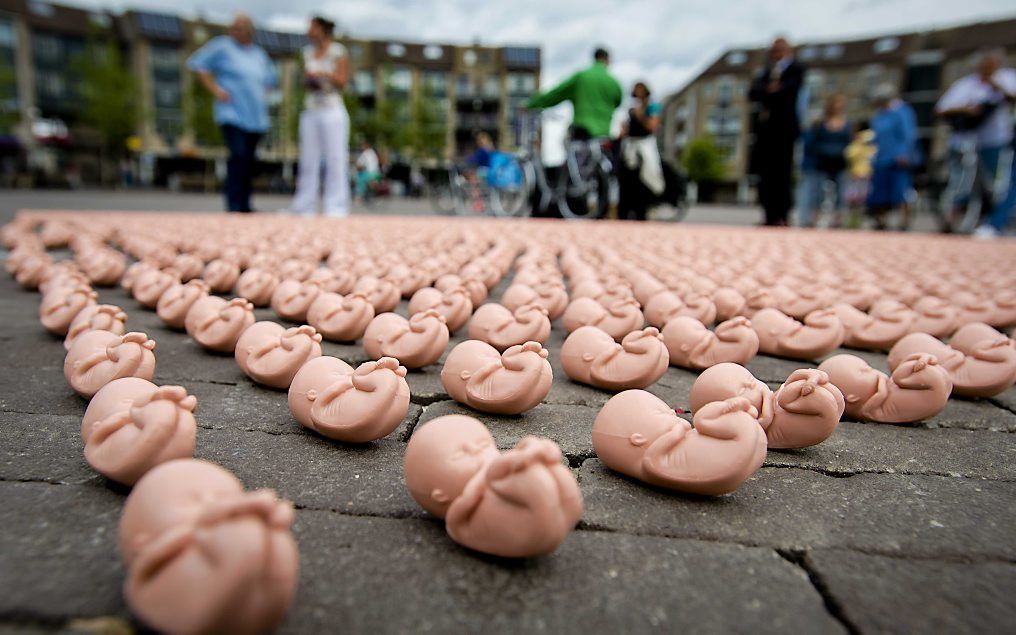 Enkele honderden plastic foetussen liggen op een plein voor een winkelcentrum in Houten. De christelijke organisatie Schreeuw om Leven protesteert op deze manier tegen de vestiging van een kliniek in deze gemeente. Foto ANP