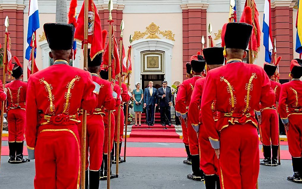 De erewacht bij het presidentieel paleis in Venezuela heeft koning Willem-Alexander zaterdag verrast met een huzarenstukje. De honderd manschappen zongen tijdens de welkomstceremonie in goed begrijpbaar Nederlands uit volle borst het Wilhelmus. beeld ANP