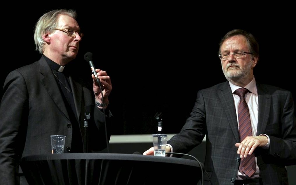 Dr. A. J. Plaisier (r.) en bisschop dr. G. J. N. de Korte debatteren in Hardenberg over de toekomst van de kerk. Beeld Eelco Kuiken