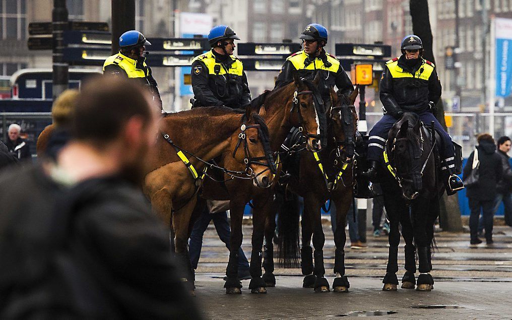 Rond het Centraal Station in Amsterdam was eerder op de dag veel politie op de been om de AS Roma supporters te begeleiden, die met een extra trein naar Rotterdam reisden. beeld ANP