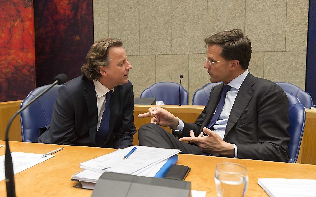 Minister Koenders van Buitenlandse Zaken (links) en premier Rutte donderdagavond tijdens het Kamerdebat over de staat van de Europese Unie. beeld ANP