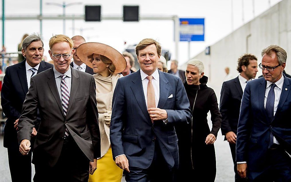 Koning Willem-Alexander en koningin Máxima hebben dinsdagmiddag aan het slot van hun streekbezoek aan Zeeuws-Vlaanderen de Sluiskiltunnel geopend. beeld ANP