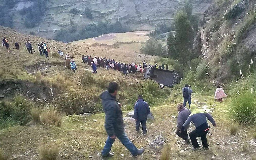 In het Andesgebergte in Peru zijn zeventien mensen om het leven gekomen toen een vuilniswagen in een diep ravijn stortte. Ongeveer vijftig anderen raakten gewond, melden lokale autoriteiten maandag.  beeld AFP