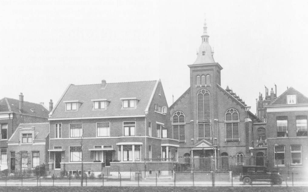 Het kerkgebouw van de gereformeerde gemeente aan de Boezemsingel in Rotterdam, 1930. Links de Theologische School en rechts de pastorie, waar ds. G. H. Kersten ooit woonde. beeld RD