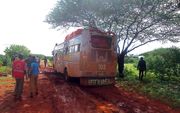 De bus die door militanten van al-Shabaab werd aangevallen. Beeld AFP