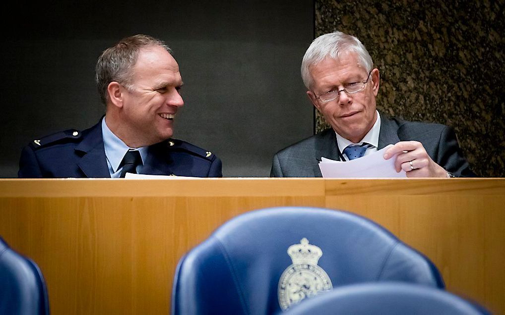 Onno Eichelsheim (l.), directeur MIVD, en Rob Bertholee (r.), directeur AIVD, tijdens het Tweede Kamer debat over de Wet Inlichtingen- en Veiligheidsdienst, de zogenaamde aftapwet. De wet zorgt voor ruimere bevoegdheden voor de inlichtingendiensten. beeld