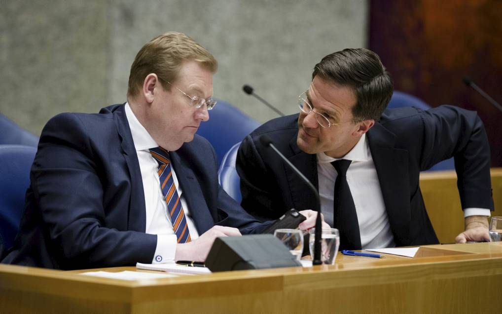 Premier Rutte steunde in het debat van donderdag voortdurend zijn minister Van der Steur. beeld ANP, Bart Maat.