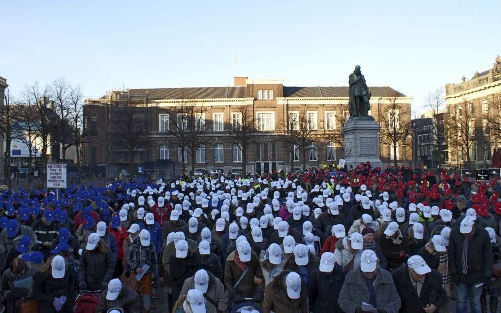 DEN HAAG – De Mars voor het Leven van stichting Schreeuw om Leven trok zaterdag ruim duizend deelnemers. Organisator Bert Dorenbos toonde zich dankbaar dat de stille tocht elk jaar meer deelnemers trekt. Foto Kees van Helden