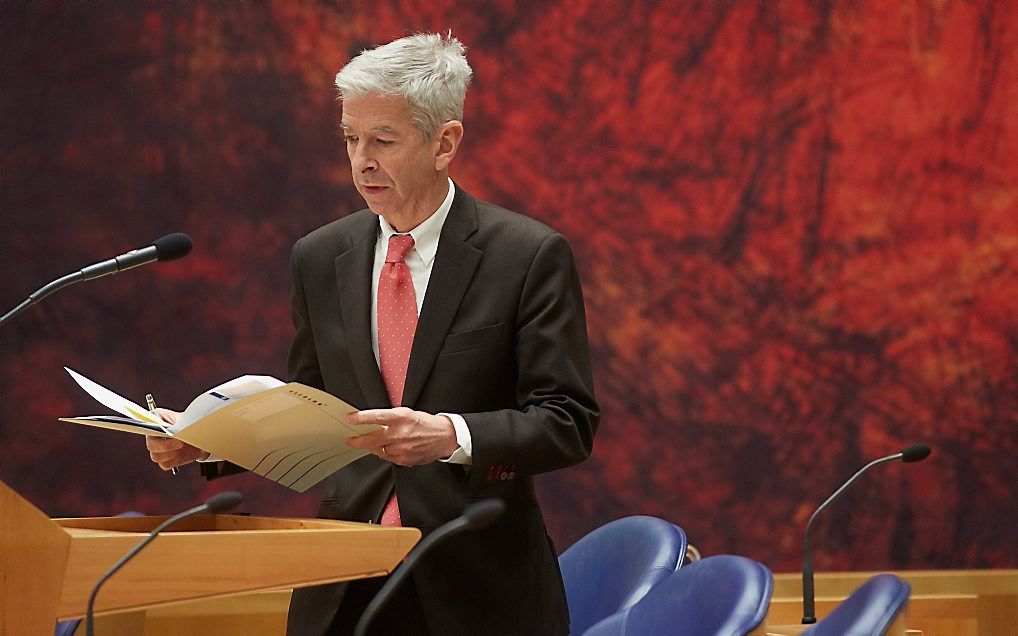 Minister Ronald Plasterk (Binnenlandse Zaken) wil niet dat er een heksenjacht ontstaat op trouwambtenaren met gewetensbezwaren tegen het homohuwelijk. Foto ANP