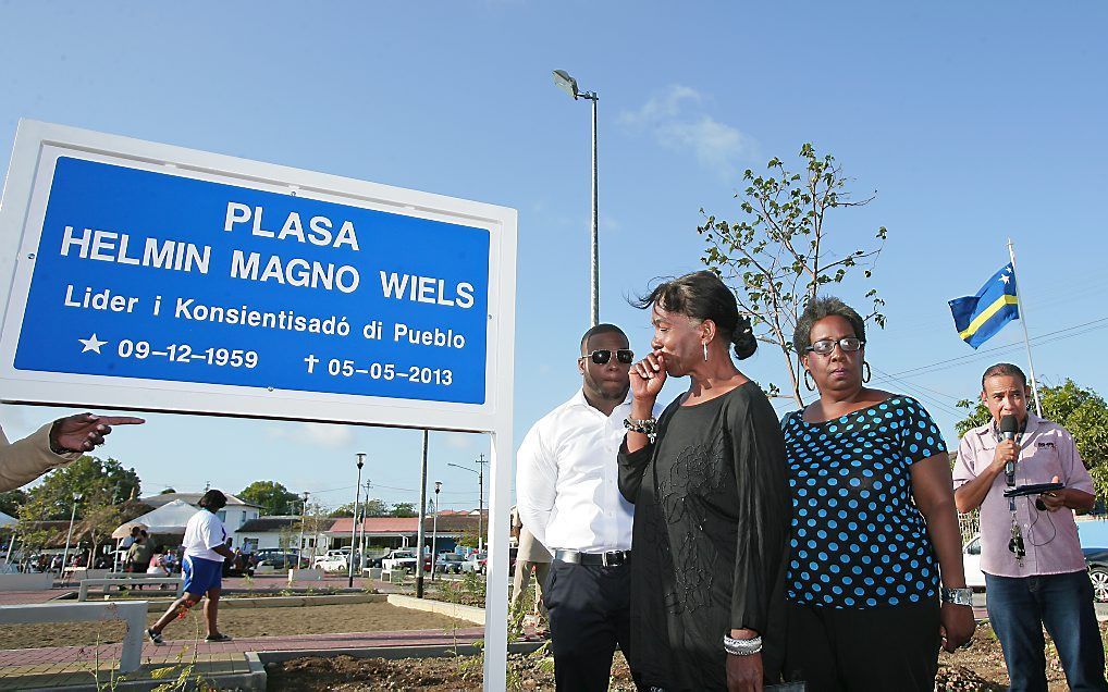 Familieleden bij de onthulling van het Plasa Helmin Magno Wiels plein in Willemstad in mei. beeld ANP