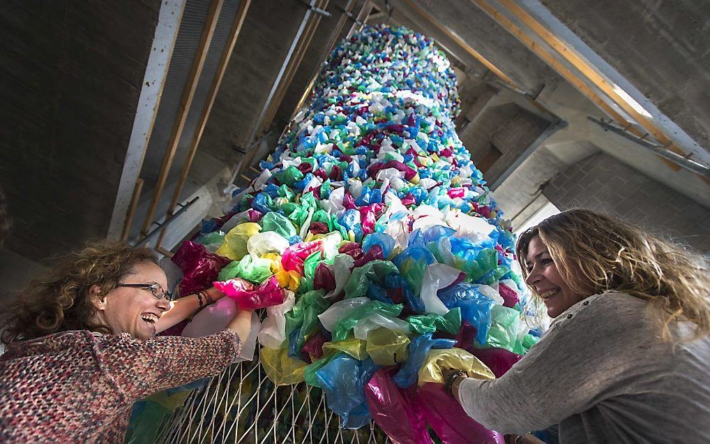 Vrijwilligers helpen in De Meelfabriek bij de opbouw van het kunstwerk Plastic Bags van Pascale Marthine Tayou. beeld ANP