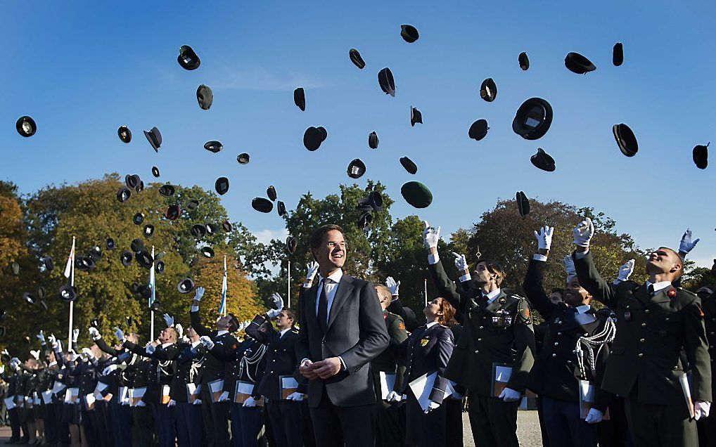 Premier Rutte tijdens de uitreiking van de officiersdiploma's aan de cadetten van de Koninklijke Militaire Academie . beeld ANP