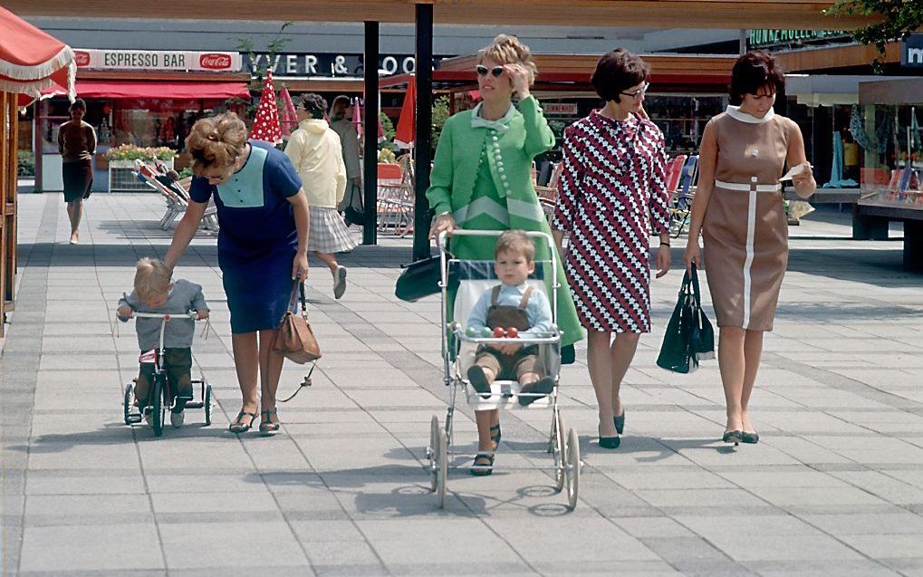 Winkelcentrum in 1966. beeld uitg. Wbooks, Zwolle